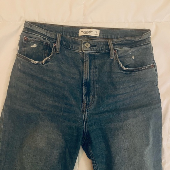 Abercrombie & Fitch Curve Love Ultra High Rise Ankle Straight Jean - Picture 3 of 4